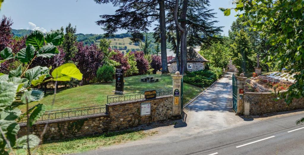 Chateau De La Falque, The Originals Relais Saint-Geniez-dʼOlt Εξωτερικό φωτογραφία